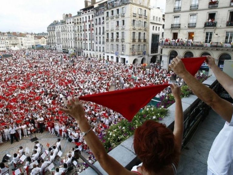 10 raisons de venir faire la fête du piment à Espelette ce weekend Ici c'est le SudOuest